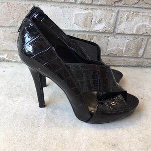 Steve Madden P-Jazzi Peep Toe
Crisscross High Hells With Snake Print Size 8.5 🌸
